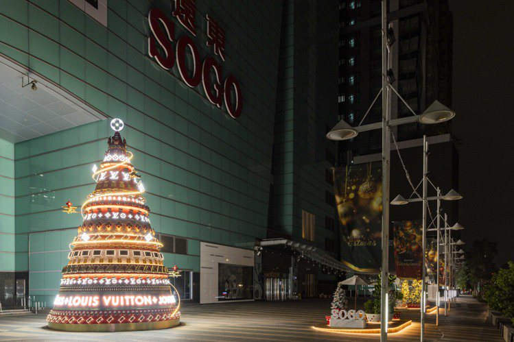 路易威登自即日起至2024年1月3日，在台北SOGO復興店擺設台灣首座LV耶誕樹。圖／路易威登提供