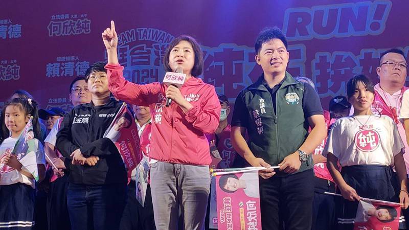 台中市民進黨立法委員候選人何欣純（左）說，大家期待已久的捷運系統她會全力支持、爭取。圖／民眾提供