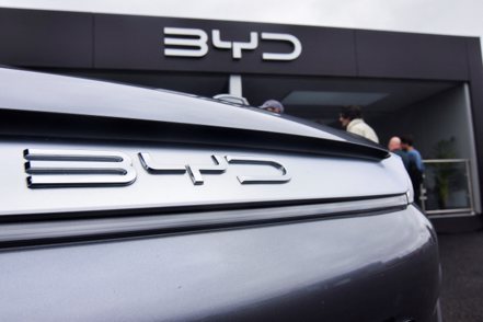 比亞迪宣布產出第600萬輛新能源汽車，成為全球首個達成此里程碑的汽車公司，胡連與凡甲等供應鏈廠商可望持續受惠。（路透）