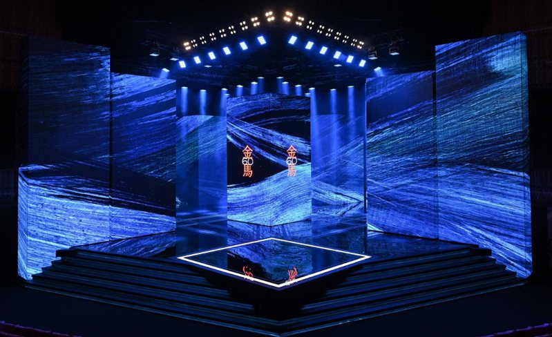 金馬獎舞台中間突出的方格設計讓階梯產生落差。圖／台視提供