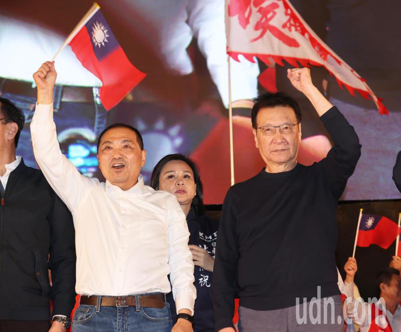國民黨總統、副總統候選人侯友宜（左）、趙少康（右）台南市競選總部今晚成立，兩人晚間合體登台造勢。記者劉學聖／攝影