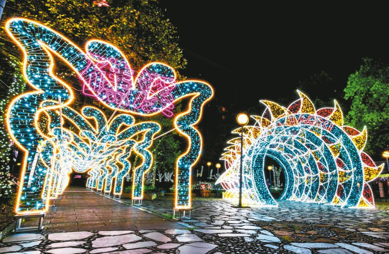 溫泉廣場的主燈「溫泉之光」與「拱映蝶光」，浪漫多彩的絕佳打卡景點。圖／礁溪鄉公所提供