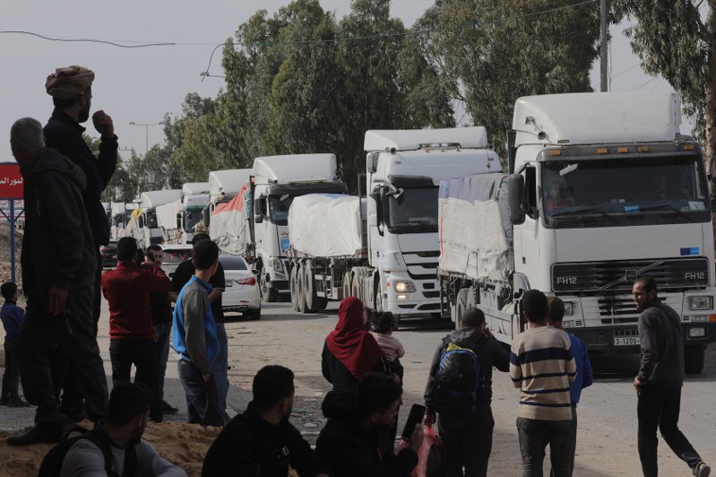 裝載人道救援物資的卡車廿五日等待進入加薩北部；聯合國表示，當天有六十一輛救援卡車抵達北加薩。（歐新社）