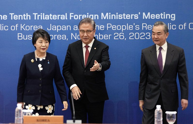 日本外相上川陽子（左起）與南韓外長朴振、中國外長王毅廿六日在釜山舉行暌違逾四年的三國外長會。（歐新社）