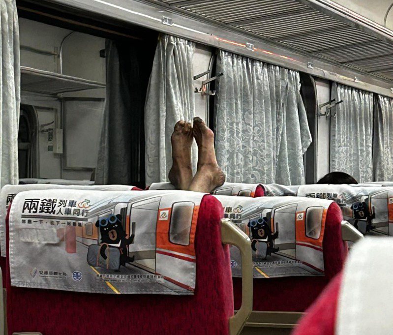 一名網友搭火車時，驚見一雙「超髒黑腳」跨在座位上，畫面十分噁心，令人感到不適。圖／翻攝自Facebook