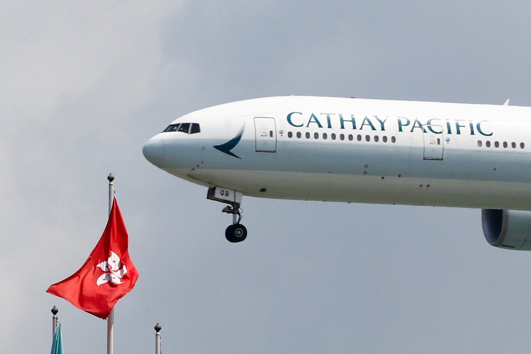 飛抵香港的一架國泰航空波音777型號航班。 圖／路透社