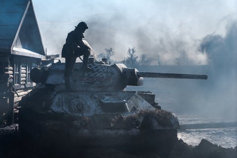 2019年俄羅斯商業鉅片《T-34玩命坦克》，描述一群俄軍官兵駕駛T-34坦克逃...