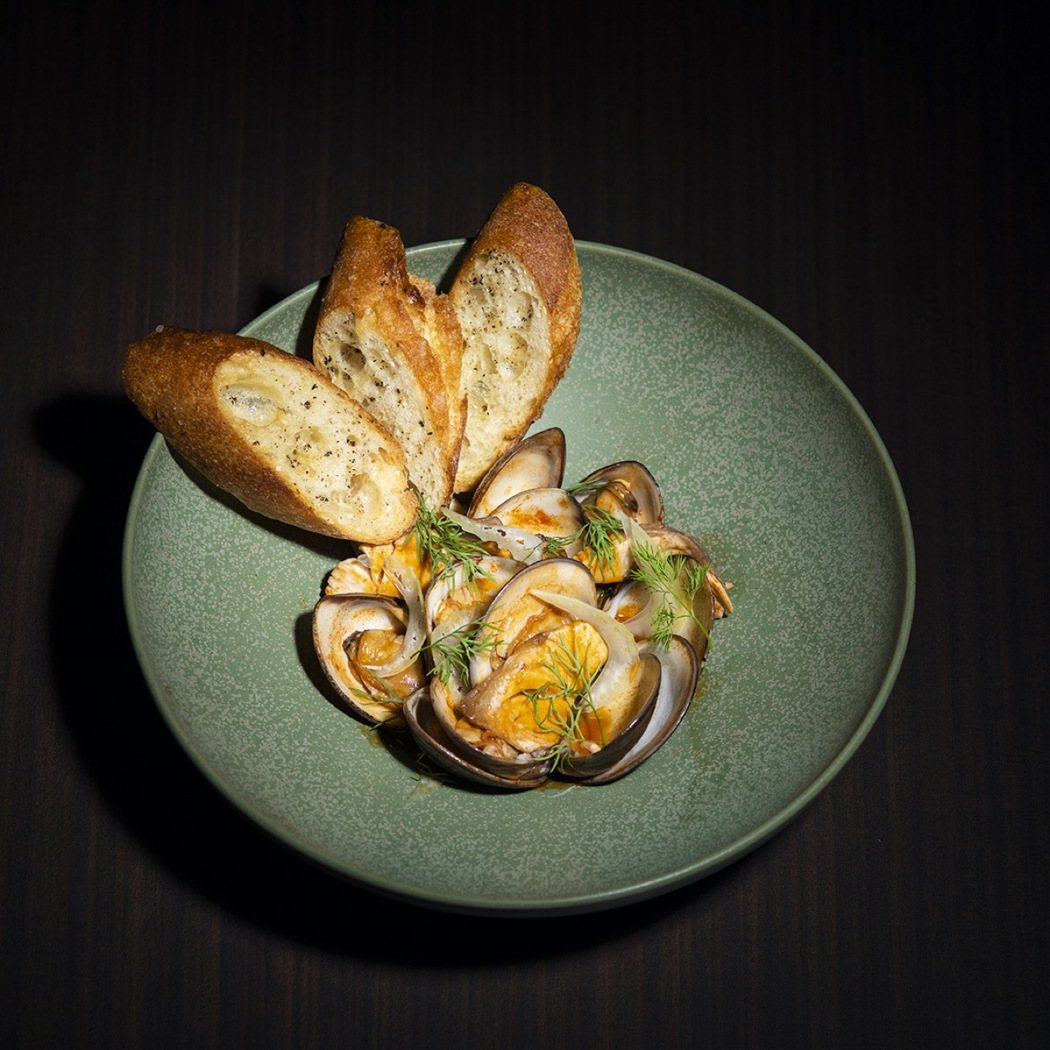 單點菜色：「酒蒸蛤蜊 馬賽魚湯」。 圖／SKY Lab提供