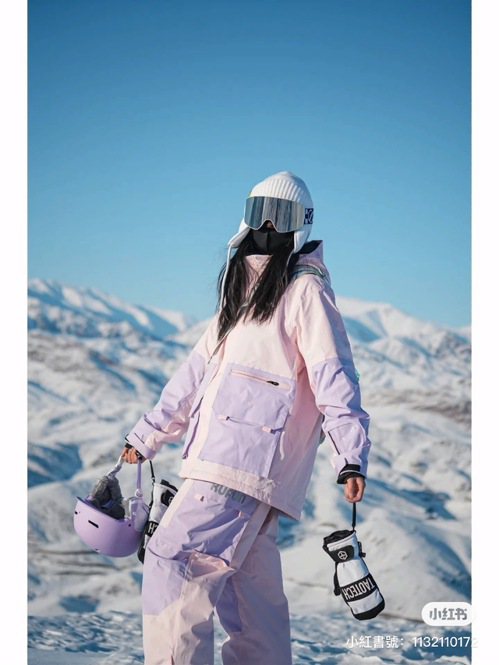 滑雪必備的防水外套與褲子一般滑雪場都可以租借 但要注意裡面最好穿保暖又吸濕排汗的衣服 圖/小紅書@史蒂芬尼莽