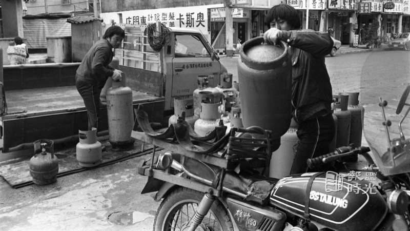 圖為煤氣行員工，犧牲年假忙著準備送瓦斯。圖／聯合報系資料照(1984/01/25  高鍵助攝影)