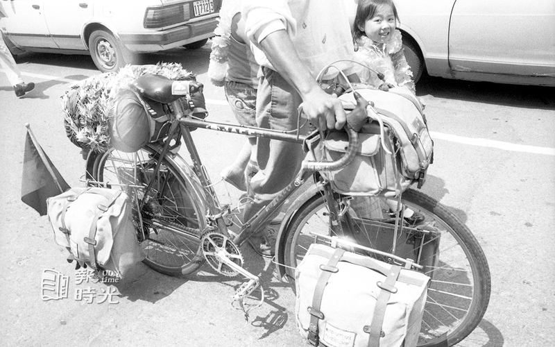 首位完成單車環球旅行的胡榮華，經過一千多個餐風宿露的日子，以信心、勇氣及毅力完成橫跨六大洲、四十個國家，十九日凱旋歸國，各界為歡迎他，特地騎上單車遊行市區。聯合報系資料照（1987/04/19 高鍵助攝影）