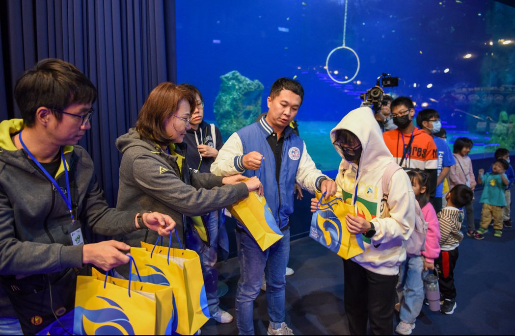 遠雄海洋公園行銷總監鄧淳仁也特別在美人魚表演節目結束之後，準備了聖誕禮物，提前一...