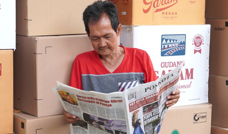印尼人的資訊來源仍依賴紙本媒體或閱讀新聞網站，有印尼智庫發現中國近年對印尼媒體影響力劇增。圖為印尼民眾在街頭讀報。中央社