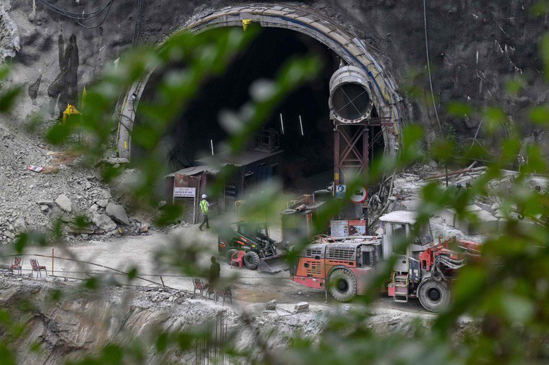 印度41名工人受困坍塌隧道事故至今已16天，救援行動屢屢受挫，印度軍事工程人員今天準備以手動鑽孔器挖掘進行營救。法新社