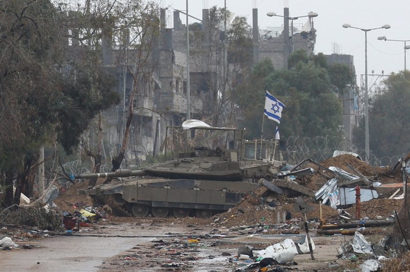 今天是以色列與哈瑪斯商定休戰4天的最後一天，雙方預定公布以色列人質及巴勒斯坦囚犯釋放名單，但知情官員指稱，雙方皆對釋放名單表達疑慮。11月27日加薩附近，以色列和哈馬斯臨時休戰期間，一輛坦克頂部飄揚著以色列國旗。路透