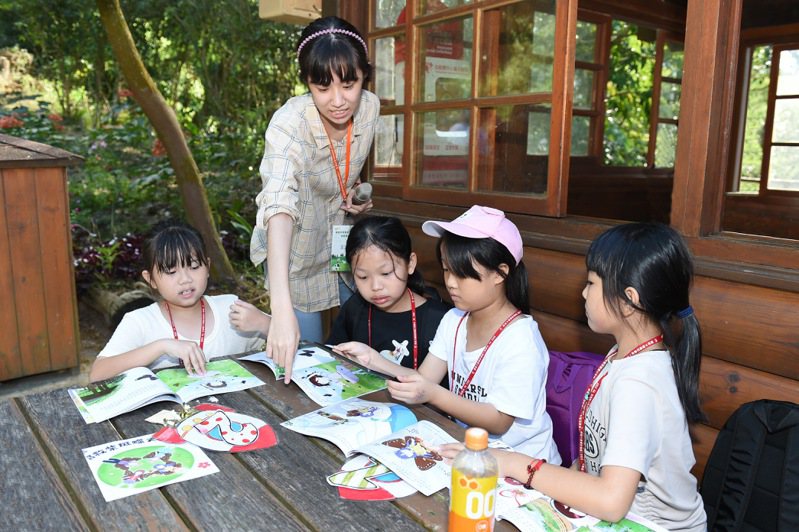 靜宜中文系與飛牛牧場合作童話2D繪本「搶救紫斑蝶大」，讓進到飛牛牧場的孩童透過2D圖檔與AR技術穿梭繪本與真實世界。圖／靜宜大學提供