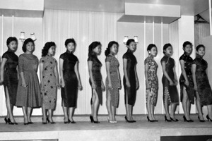 1957年11月28日，全國紡織工業展覽會舉行開幕典禮。圖為展場內的服裝表演。圖／聯合報系資料照片