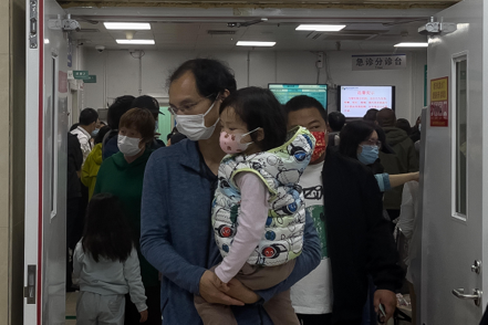 中國大陸近期爆發多種流感病毒，流感疫情連續五周快速攀升，五大呼吸道疫情延燒，尤以黴漿菌情況最嚴峻。（美聯社）