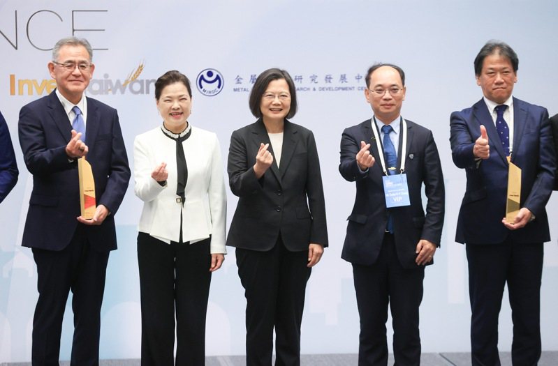 蔡總統今日出席「2023年台灣全球招商論壇」時表示，儘管遭遇疫情和其他全球挑戰，台灣經濟仍然持續成長，證明台灣是安全的投資地點。記者余承翰／攝影