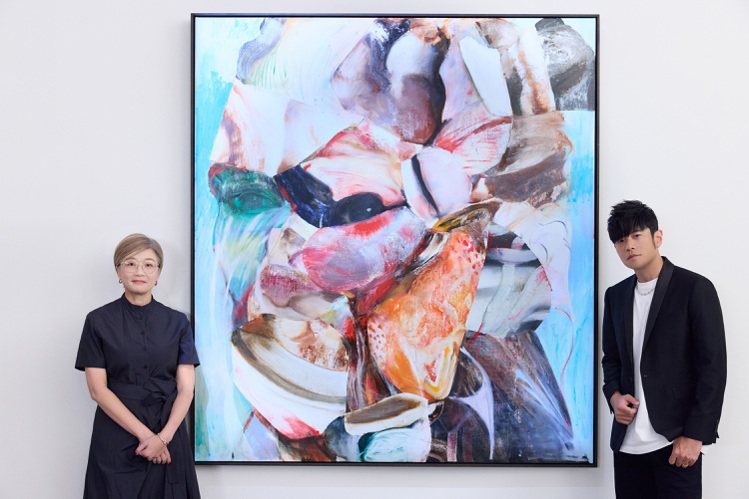 （由左至右佳士得亞太區副主席暨二十及二十一世紀藝術部聯席主管林家如與周杰倫，中間畫作為艾德里安格尼《無眼簾》，油彩畫布，185 x 170公分，2016至2019年作，估價3,800萬港元起，