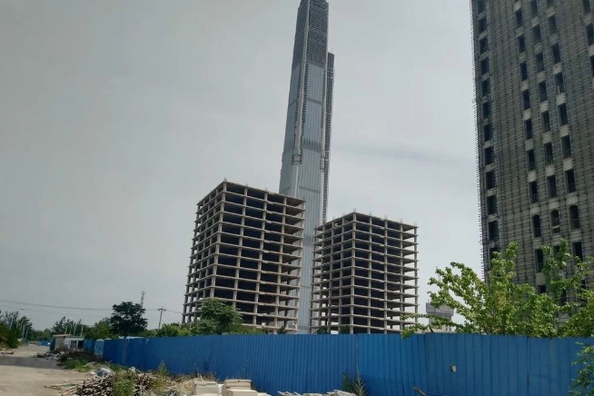 高銀集團計畫斥資人民幣700億元在天津打造「中國第一高樓」的高銀117大廈，但在2015年資金斷鏈停工後便未有進展。圖／取自米宅北京官方公眾號