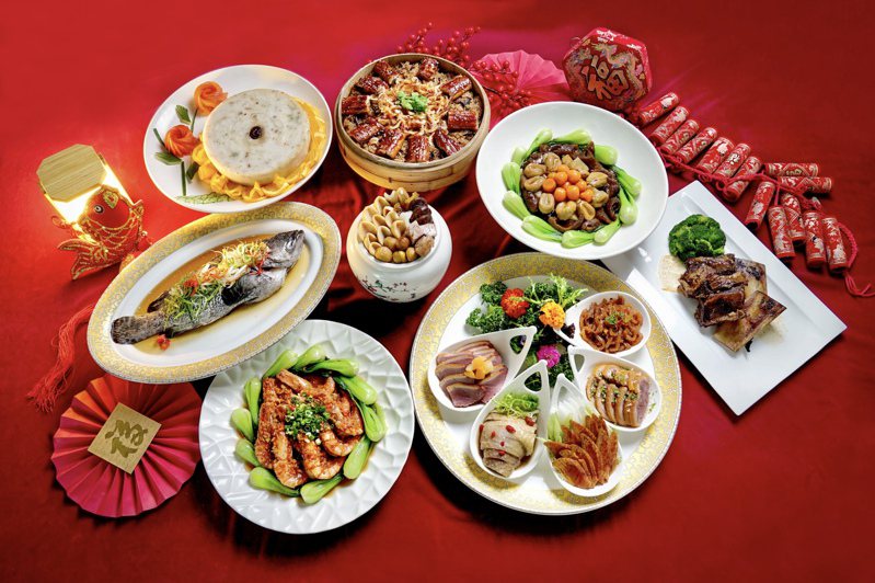 搶攻餐飲百億商機，台中福華大飯店推出常溫年菜-龍鳳呈祥團圓年菜組。業者提供