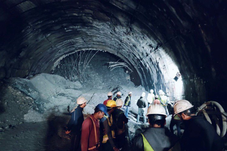 印度北阿坎德省山區11月12日凌晨正在興建的隧道發生坍塌事件，使41名工人被困在...