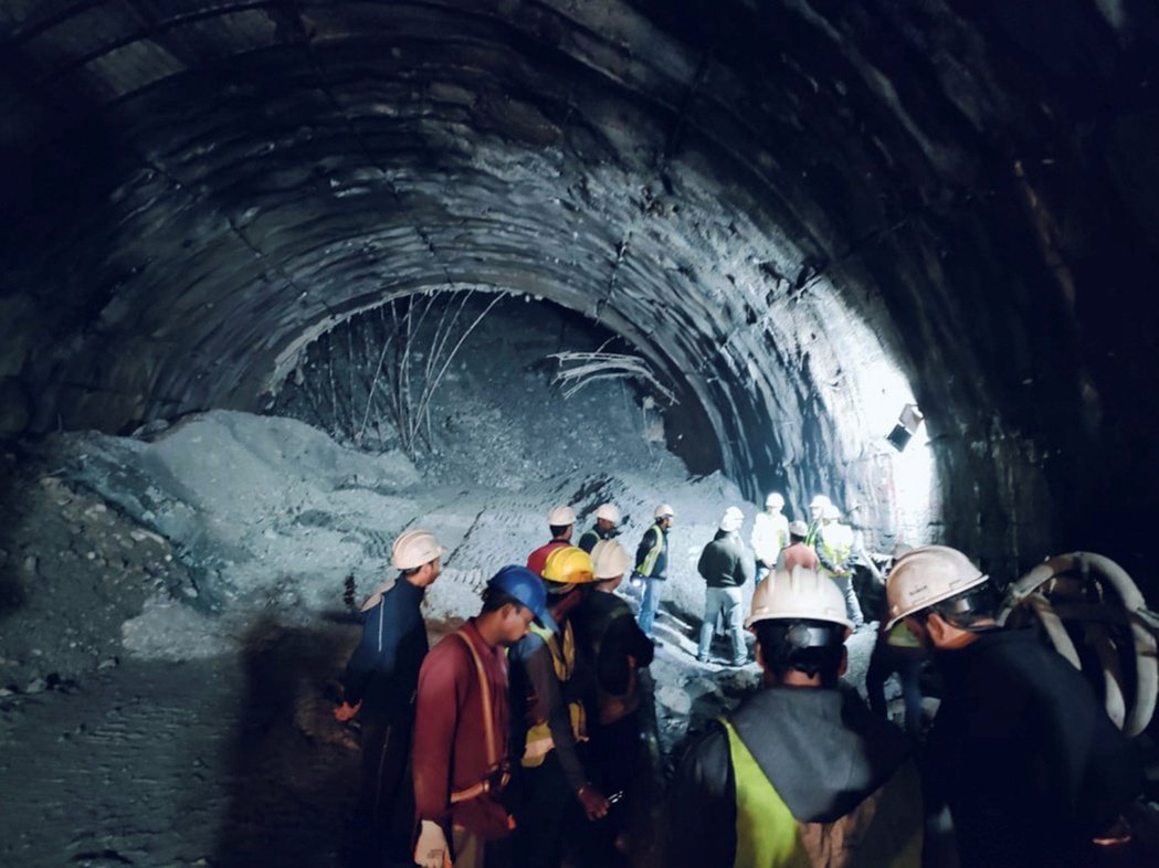印度北阿坎德省山區11月12日凌晨正在興建的隧道發生坍塌事件，使41名工人被困在...
