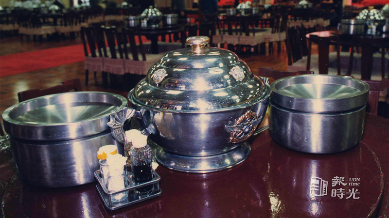 第一屆國民大會第二次臨時會 熱騰騰的改良式「復興鍋」即將出爐上桌。圖／聯合報系資料照(1991/04/07  吳景騰攝影)