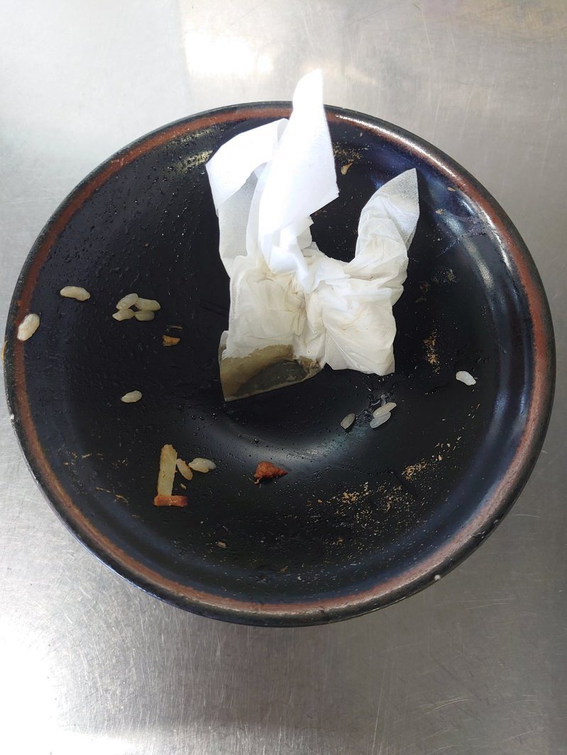 不少人用餐後會將垃圾放回碗裡，但日本拉麵店業者認為這會引發衛生疑慮。圖／翻攝「家系ラーメンたつ家」X