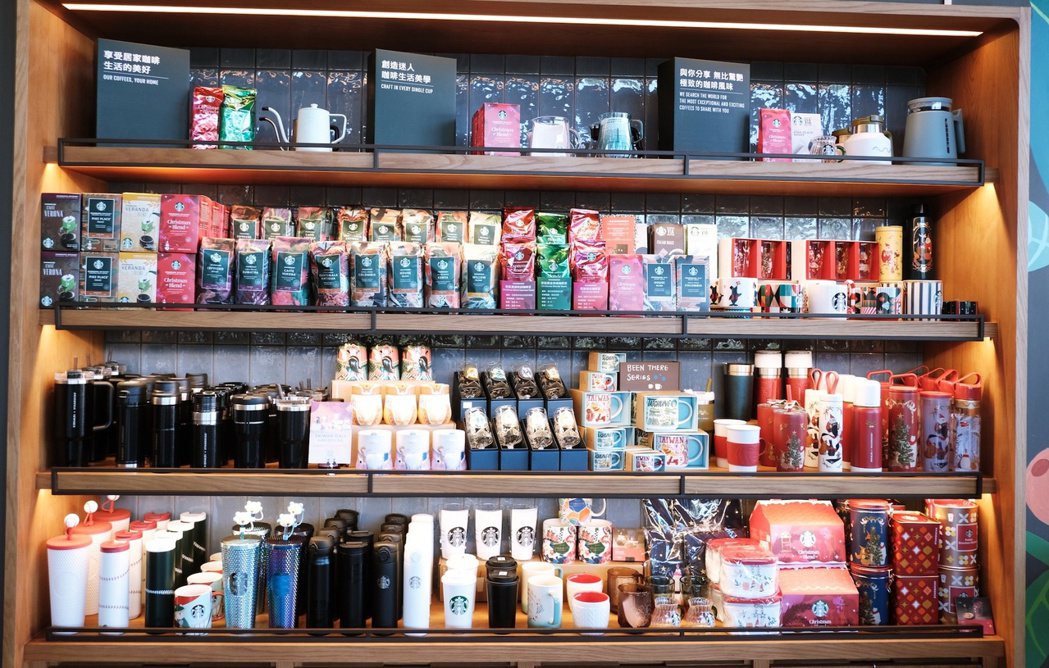 沙鹿北勢門市的咖啡豆與周邊商品販售展示櫃。photo by elif chan