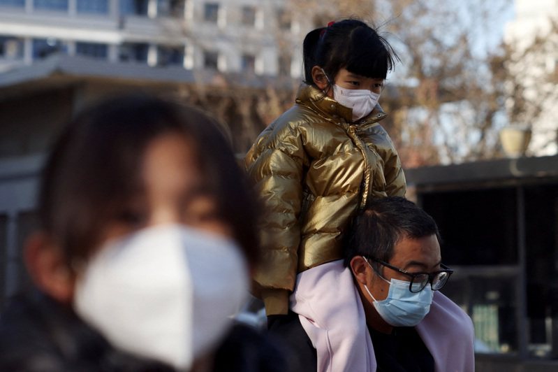中國大陸呼吸道疾病大流行，兒童感染激增，醫院面臨兒科醫師人力不足窘境。 路透