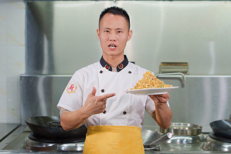 中國美食網紅王剛日前因為發布蛋炒飯烹調短片遭網友攻擊。圖／擷自王剛youtube