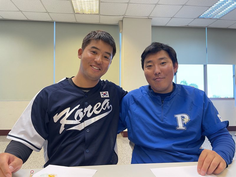 順天南山隊總教練孟鎮國（左）與坡州市隊總教練丁相焃。中央社
