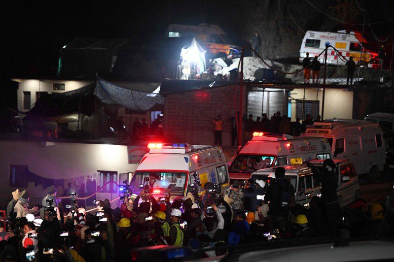 印度救援隊從坍塌的隧道中救出所有受困工人後，救護車載他們離開現場。 法新社
