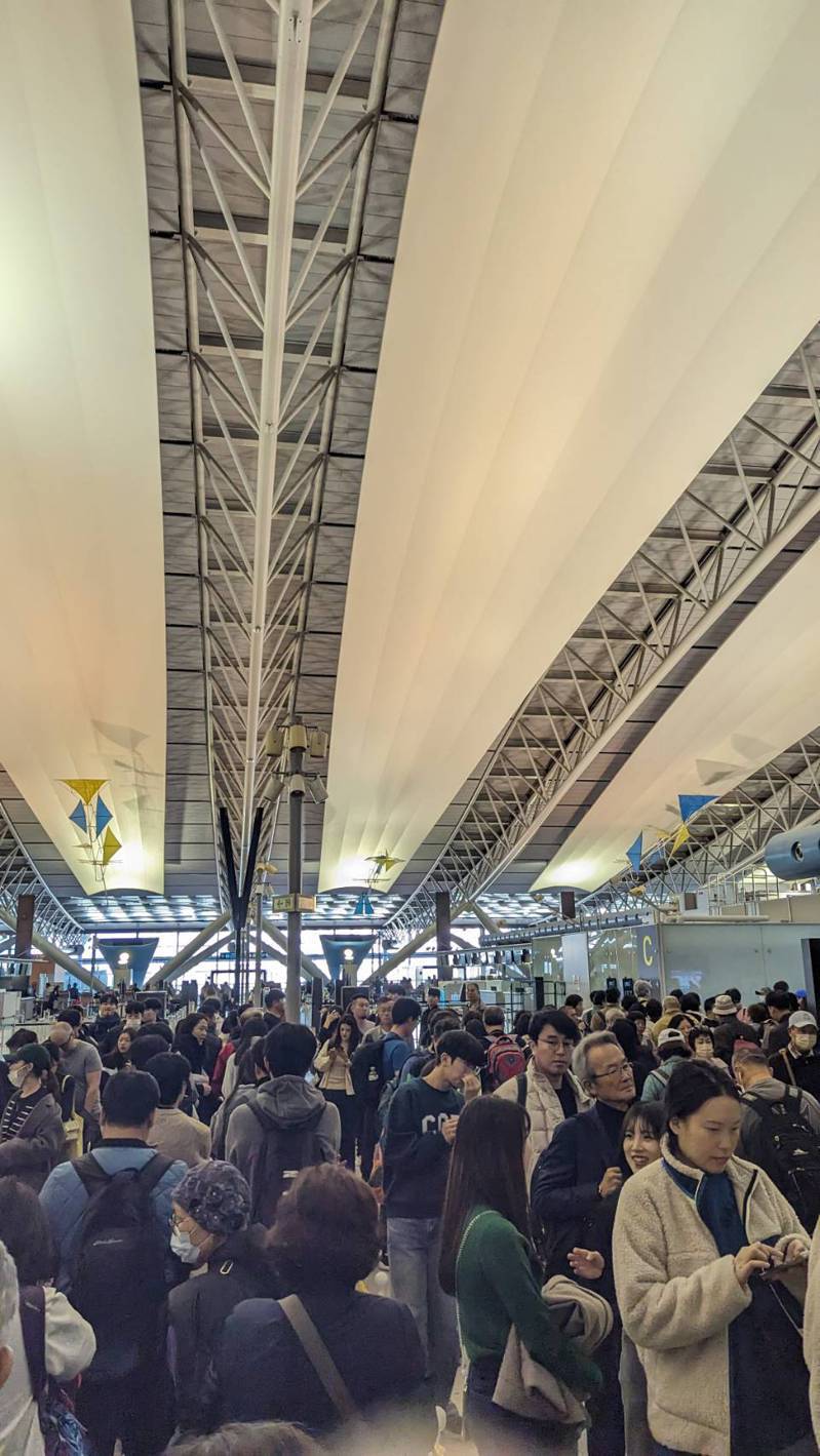 日本關西機場最近出境人潮爆多，不少台灣旅客建議至少飛機起飛前三小時就要到機場比較保險。記者彭慧明╱攝影