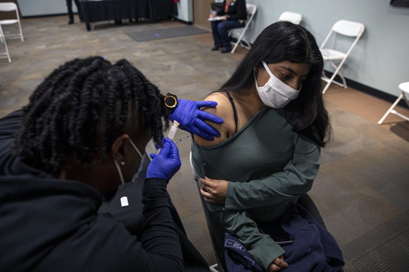 假期來了又去，美國人又一次迎接呼吸道疾病，包括新冠肺炎。但到目前為止，比起去年，今年冬天的新冠病例上升似乎沒那麼致命，也比2022年低得多。施打疫苗示意圖，紐約時報。