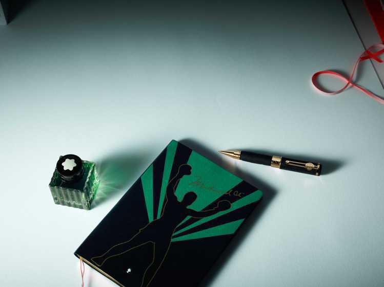 MONTBLANC著名人物系列穆罕默德阿里書寫工具並推出包含筆記本與特別版綠色墨水的文具周邊。圖／萬寶龍提供