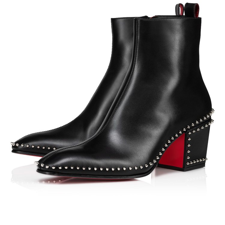 Christian Louboutin，Rosalio Spikes鉚釘裝飾黑色短靴，57,900元。圖／Christian Louboutin提供