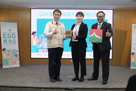 台南市長黃偉哲（左）頒發ESG概念店認證給信義房屋成大店店長楊淑芬（中）。（圖:信義房屋提供）