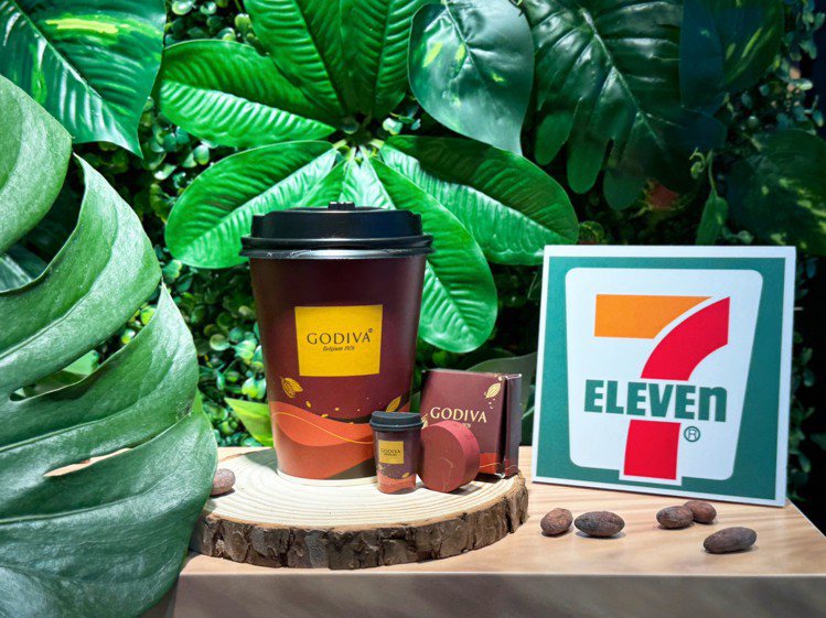 7-ELEVEN冬季限量推出「GODIVA迦納熱巧克力」，再加贈造型磁鐵一個（共兩款、款式隨機），送完為止。圖／7-ELEVEN提供
