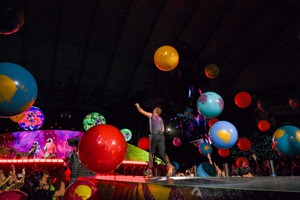 Coldplay日前來台舉辦巡迴演唱會，舞台是由可重複利用的材料；舞台和交通車使用太陽能及生質能源發電；表演場館安裝「動力地板」，觀眾不論行走或跳躍，都能夠創造電能。圖／Live Nation提供