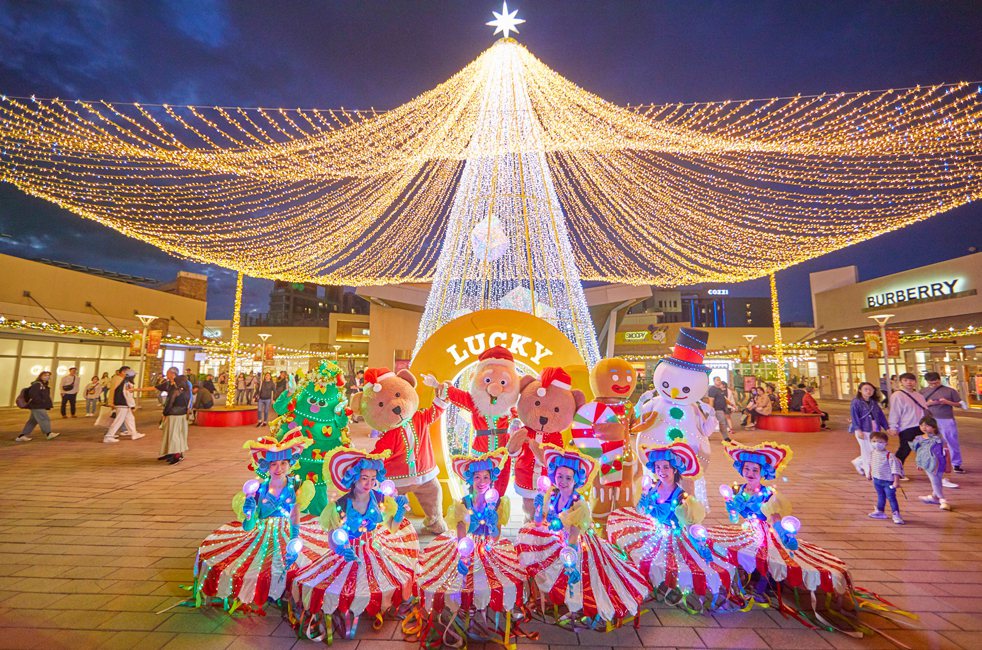 華泰名品城因應耶誕節，近期園區打造淘氣趣味「幸運耶誕村」。 華泰名品城／提供
