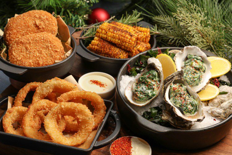 Robin's的四款全新開胃菜，由左上至右下分別為「美式蟹肉餅」、「酥炸洋蔥圈」、「紐澳良帶骨玉米」及「洛克斐勒烤生蠔」。圖/晶華酒店提供