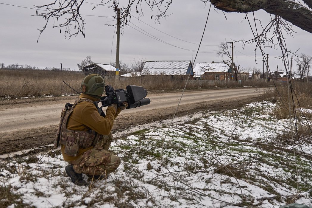 一名烏克蘭軍人23日拿著反無人機槍駐守在頓內次克州巴赫姆特附近陣地。美聯社