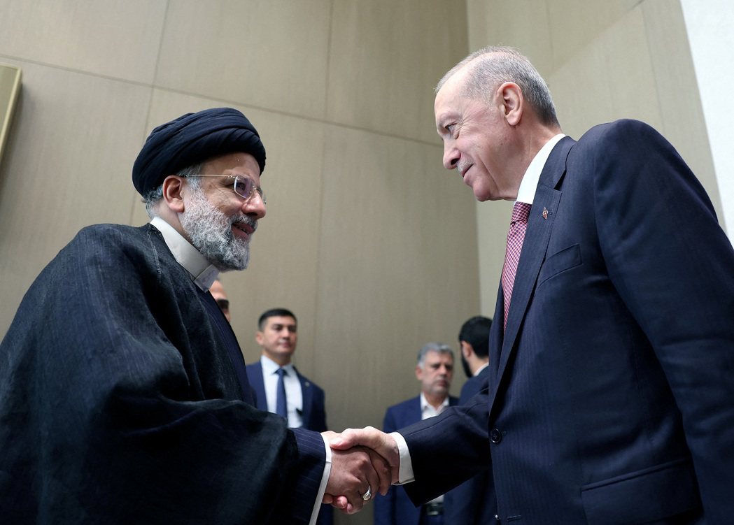 伊朗總統萊希（左）9日曾於烏茲別克的一場峰會會見土耳其總統厄多安（右）。路透