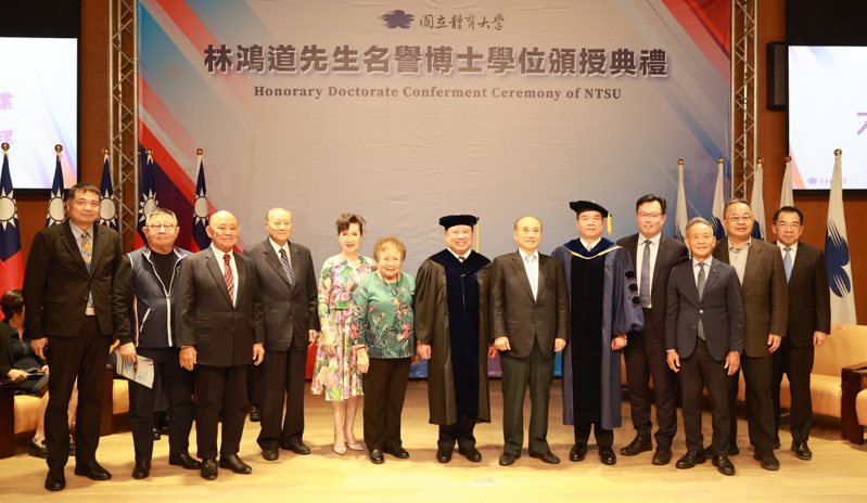 中華奧會主席林鴻道（中）獲國體大頒授名譽博士學位。圖／中華奧會提供