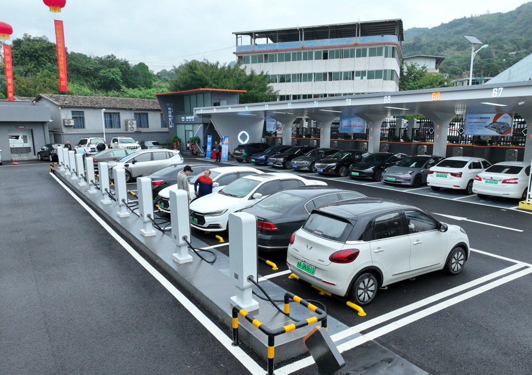 全球一半以上的新能源汽車在中國行駛。圖為福建福州充電站裡正在充電的新能源汽車。（...