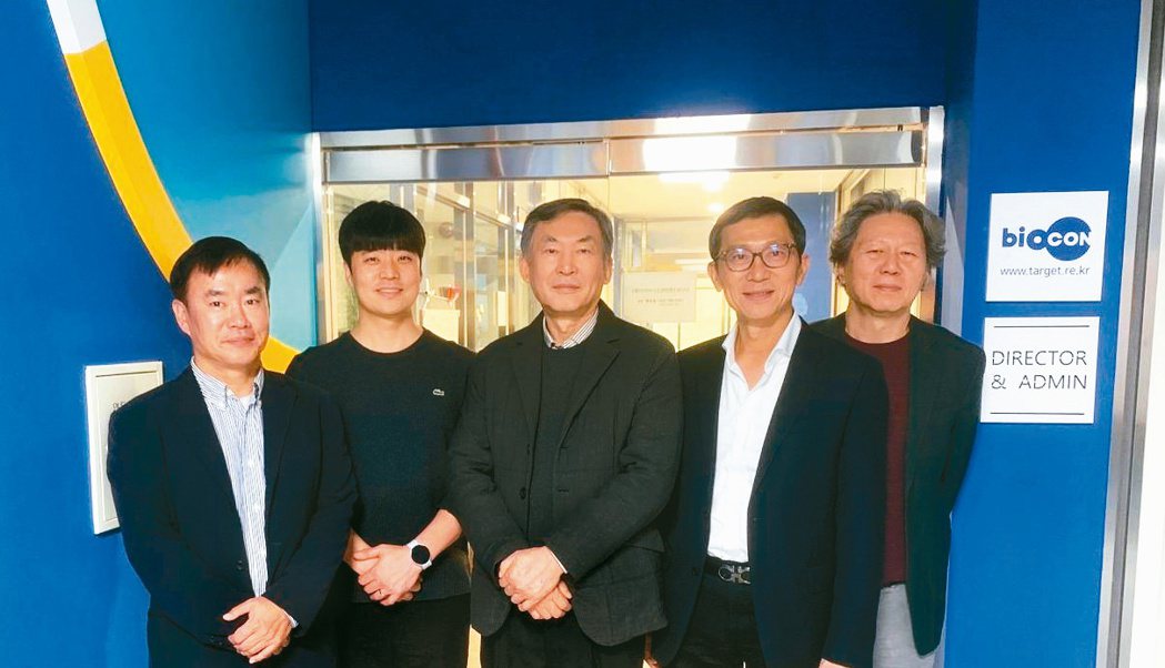 訊聯細胞智藥董事長蔡政憲博士（右二）宣布與韓國Metapore公司合作，共同開發...