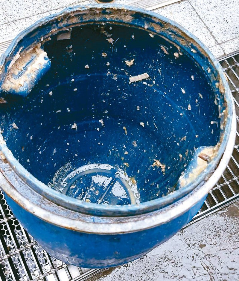 嘉義市有學校的廚餘桶清理後，送回校園被發現長蟲。圖／市議員李奕德提供